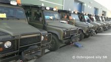 Preberanie vozidiel Land Rover v plnom prúde
